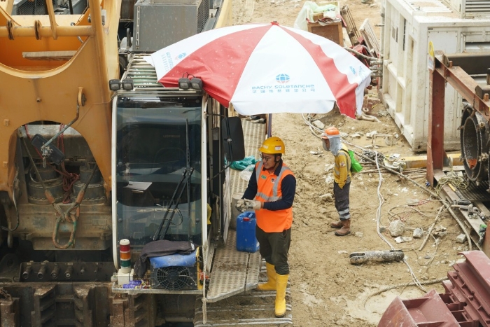 期内地盘工人空缺数字有2760个,按年增加336%。 期内地盘工人空缺数字有2760个,按年增加336%。