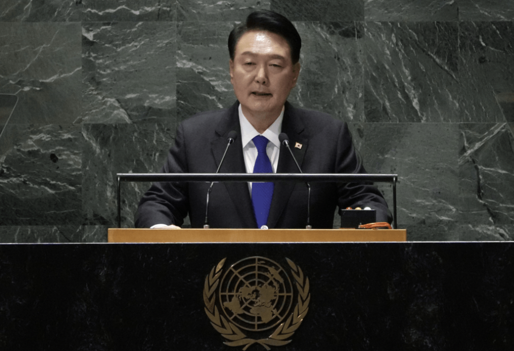 尹锡悦表示,如果俄罗斯帮助朝鲜提升武器力量,以换取对其乌克兰战争的援助,这将是直接挑衅,韩国及盟友不会袖手旁观。 美联社 尹锡悦表示,如果俄罗斯帮助朝鲜提升武器力量,以换取对其乌克兰战争的援助,这将是直接挑衅,韩国及盟友不会袖手旁观。 美联社