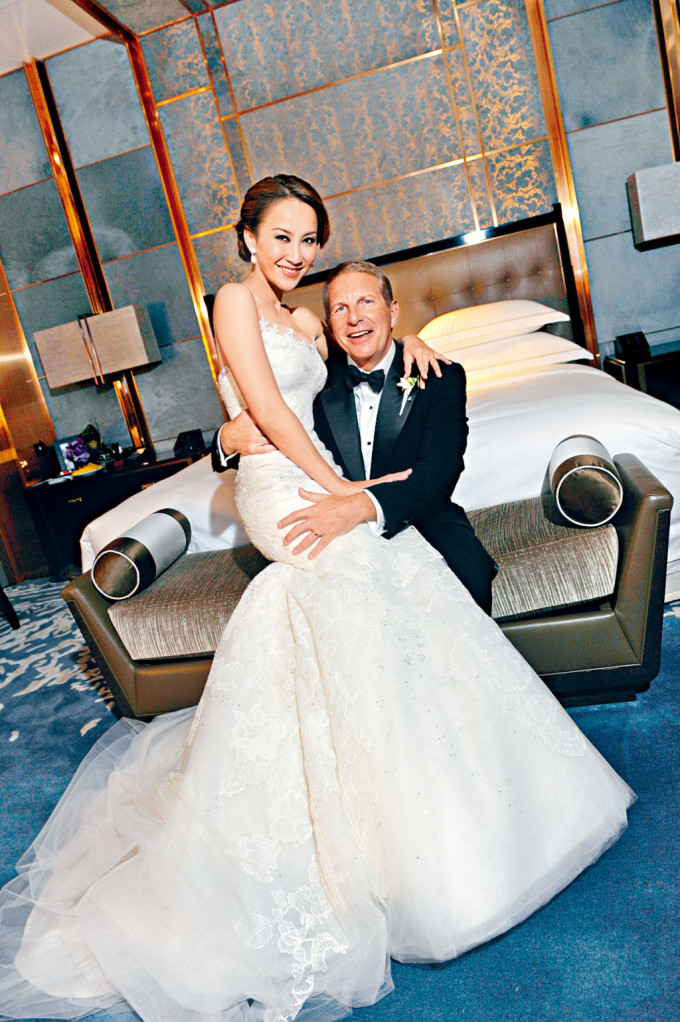 Coco再发现丈夫Bruce与情妇藕断丝连,认为丈夫违背诺言,决定提出离婚。 Coco再发现丈夫Bruce与情妇藕断丝连,认为丈夫违背诺言,决定提出离婚。