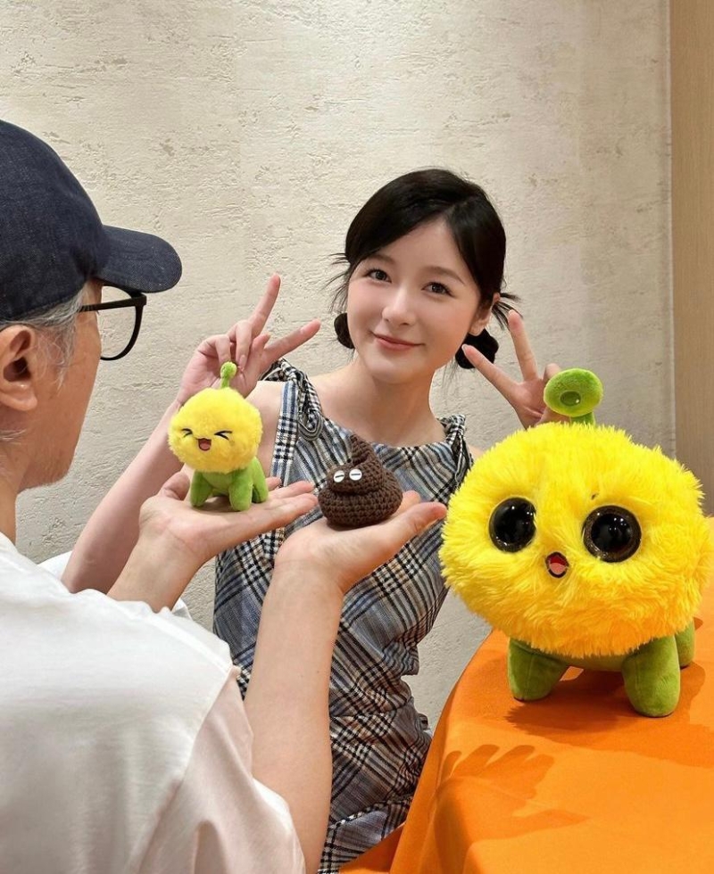 周星驰昨日在IG贴出与徐娇的合照。 周星驰昨日在IG贴出与徐娇的合照。