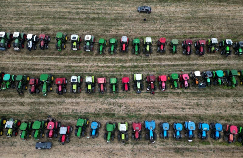 保加利亚农民以拖拉机抗议欧盟解除对乌克兰农产品进口限制。 路透社