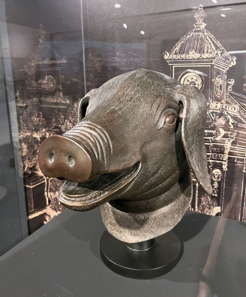 猪首青铜雕塑。 清乾隆年间（1736–1795年）复原模型。 （新加坡国家文物局亚洲文明博物馆借展）