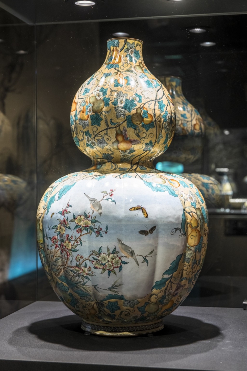 铜胎画珐瑯开光花鸟纹葫芦瓶，清乾隆年间（1736–1795年），铜胎画珐珐。 （香港艺术馆借展）