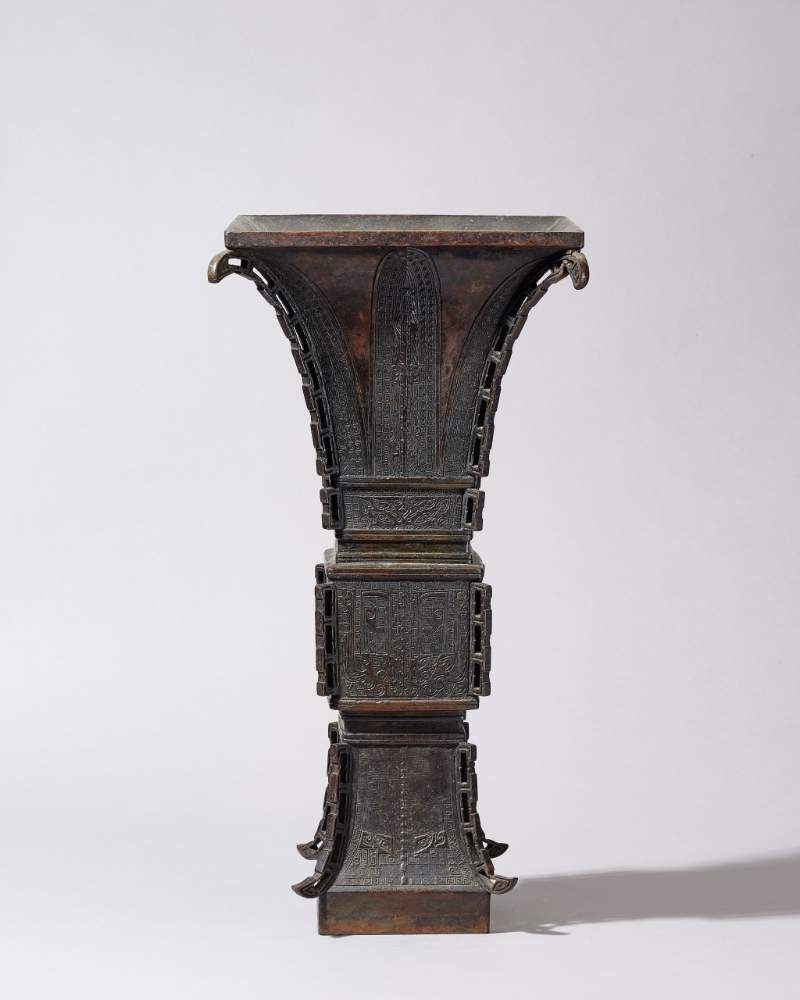饕餮纹觚形方尊，清代晚期（17世纪末–18世纪初），青铜制。 （香港大学美术博物馆借展）