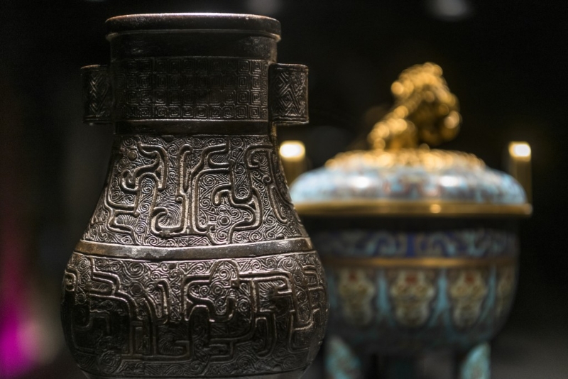 夔龙纹贯耳壶 元 （1271–1368） 青铜制。 （香港艺术馆借展）
