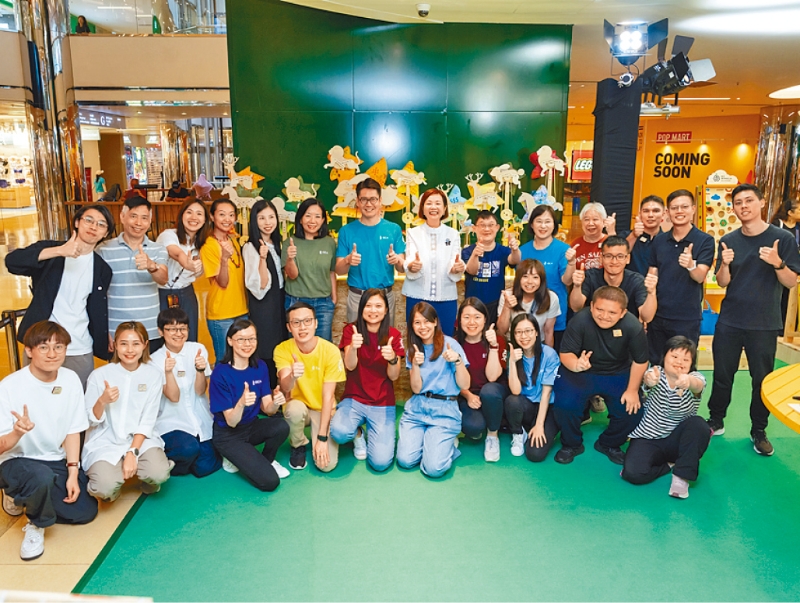 1. 活动展品由一众东亚银行义工与圣雅各福群会赛马会升级再造中心的团队等合作制作。 1. 活动展品由一众东亚银行义工与圣雅各福群会赛马会升级再造中心的团队等合作制作。