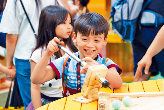 3. 小朋友开心试玩各种游戏。 3. 小朋友开心试玩各种游戏。