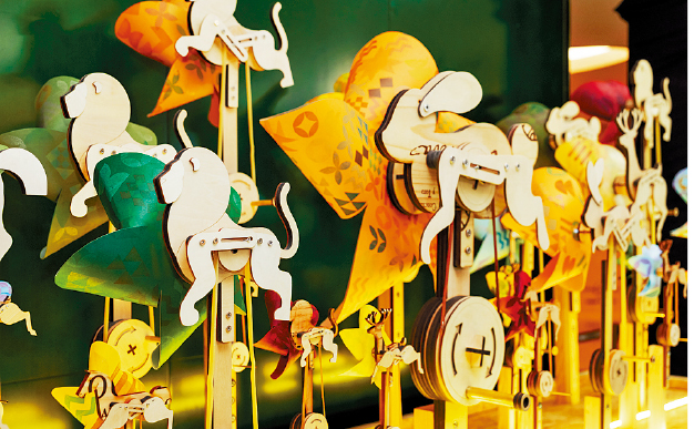 大型动物风车艺术装置利用环保木材及红酒木板等制作。 大型动物风车艺术装置利用环保木材及红酒木板等制作。