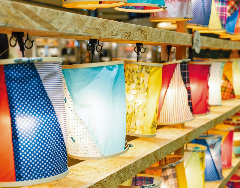 由一众复康人士参与制作的雨遮布灯笼,既环保又美观。 由一众复康人士参与制作的雨遮布灯笼,既环保又美观。