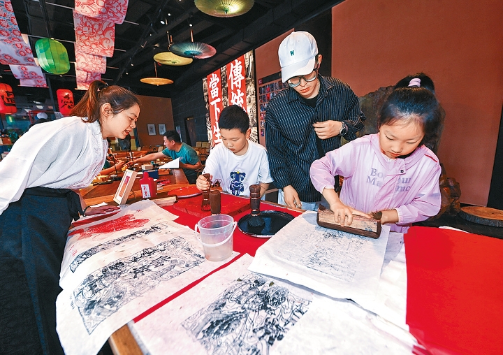 在吴越文化公园可一尝木版年画拓印技艺。