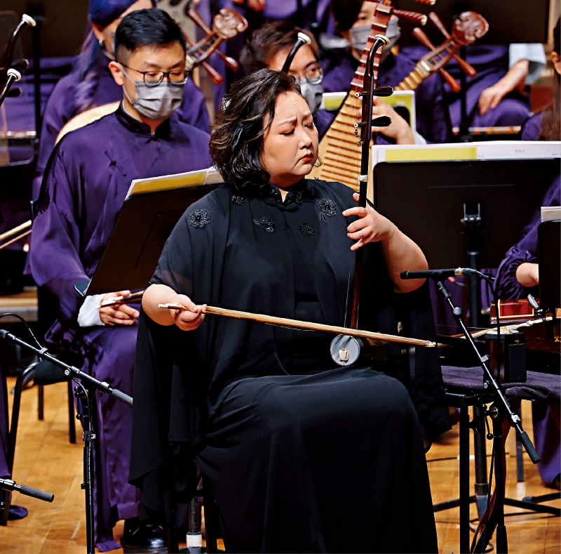 音乐会的压轴之作由张重雪演奏高胡协奏曲《梁山伯与祝英台》。 音乐会的压轴之作由张重雪演奏高胡协奏曲《梁山伯与祝英台》。