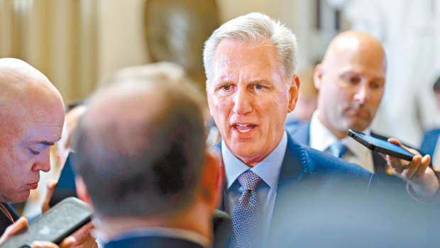 众议院议长麦卡锡未能承诺在今天再次尝试进行预算拨款议案投票，他的阵营忙于重新整合，寻求方法打破僵局。