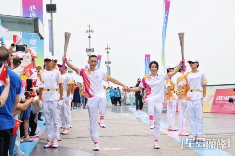 郭晶晶20日在杭州传火炬。