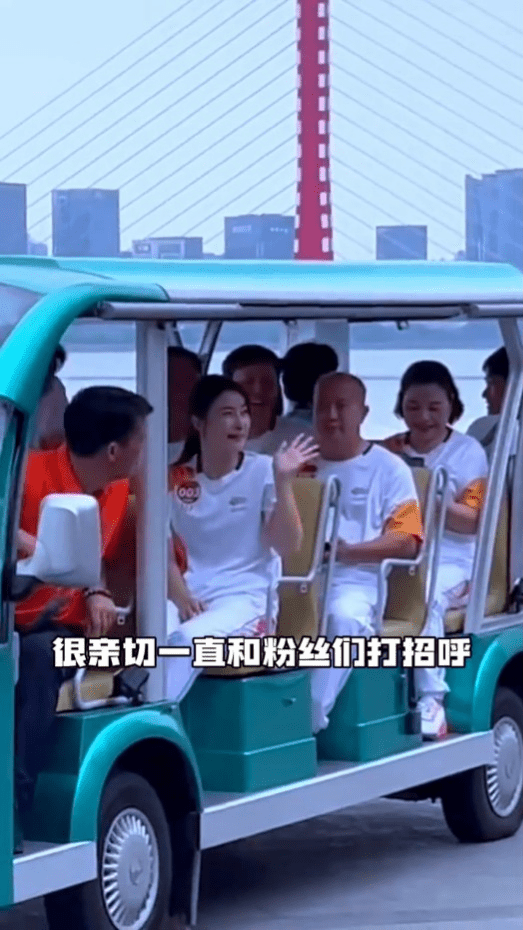 郭晶晶全程亲切挥手。