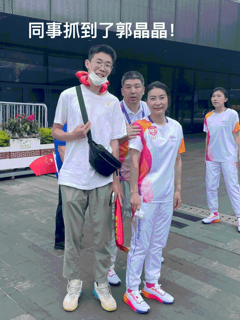 郭晶晶与徒人合照。