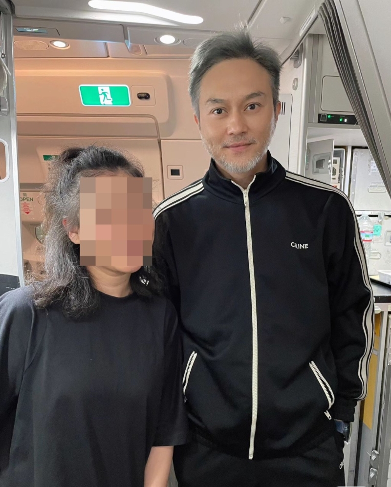 网民日前在机上野生捕获张智霖返港，相中张智霖满面笑容兼双手插袋，神态自若。