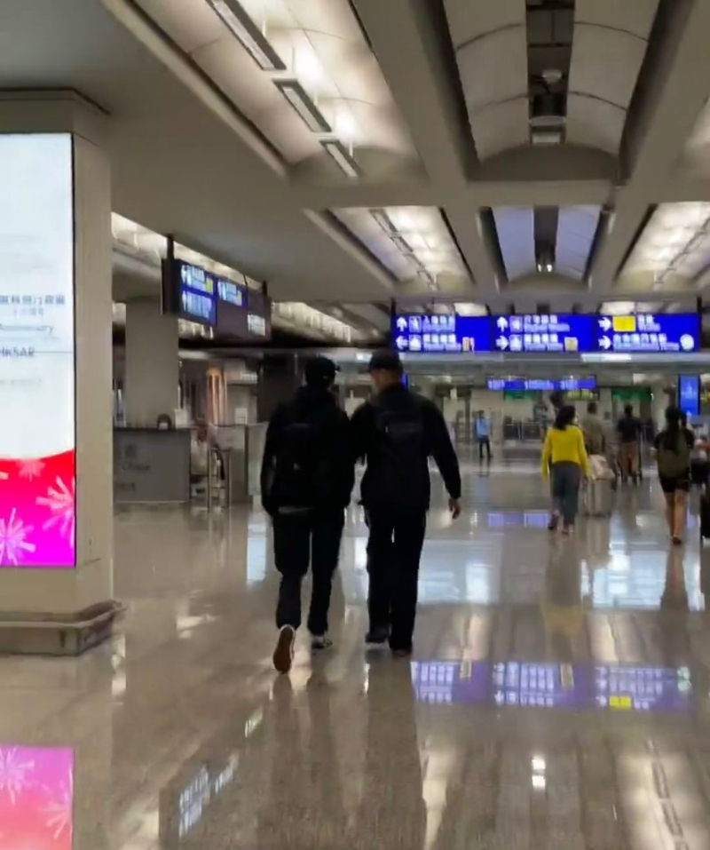 张智霖父子边行边倾，可见16岁魔童（左）已跟1.8米的爸爸一样高。