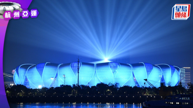 9月18日，杭州亚运会开幕式演练在浙江杭州奥体中心举行，璀璨灯光秀点亮夜空，美轮美奂。