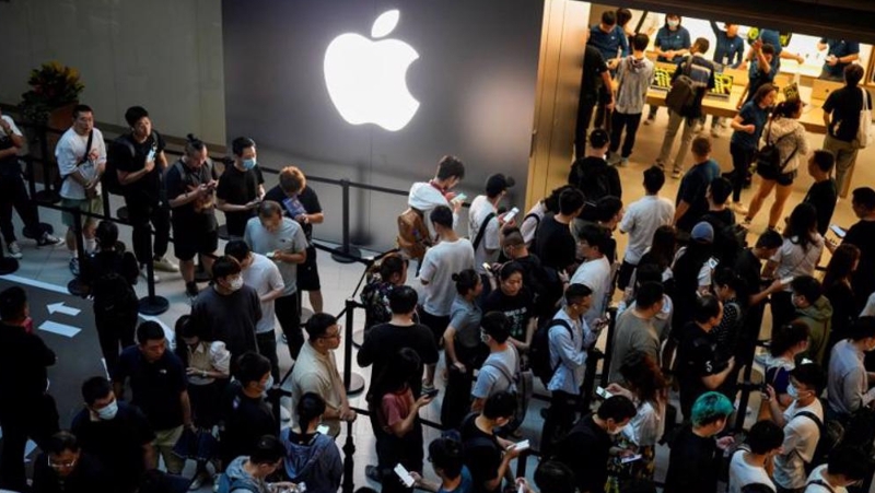 iPhone 15系列产品于22日在内地正式开始销售，各地果粉相当踊跃。 图为上海苹果门市排队人潮。 路透社