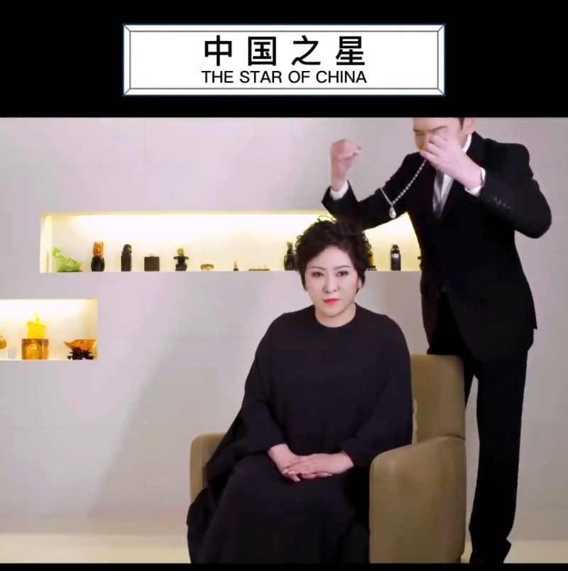 今年情人节，向太在抖音大晒老公向华强所赠的完美巨钻「中国之星」，当时片段亦是在九龙塘大宅拍摄。