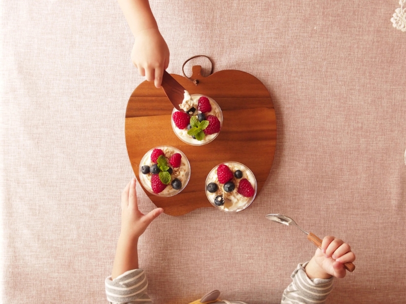 亲子小食食谱推介七：杂莓谷麦番薯奶酪杯（图片来源：《亲子王》）