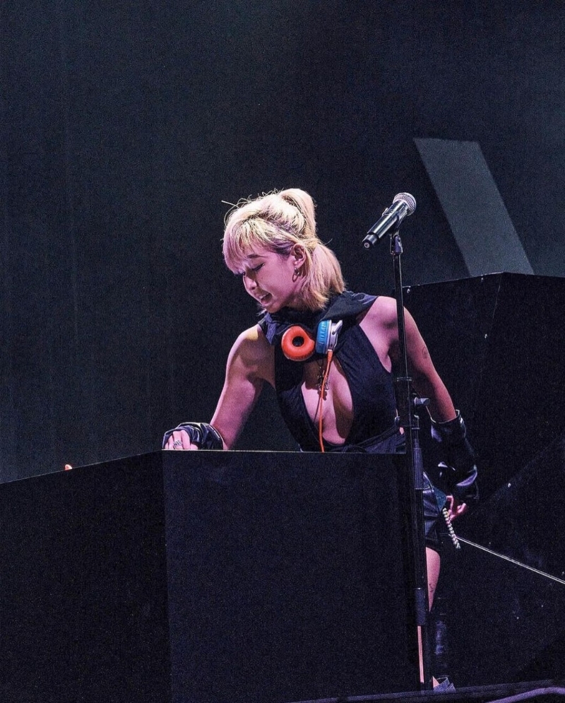 乐宜早前在香港演出。 乐宜早前在香港演出。