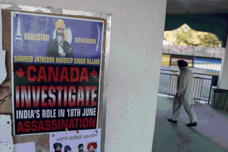 2023年9月20日，加拿大一锡克教寺庙内贴着一张标语，要求调查印度在锡克教领袖尼贾尔被杀案中的角色。 路透社