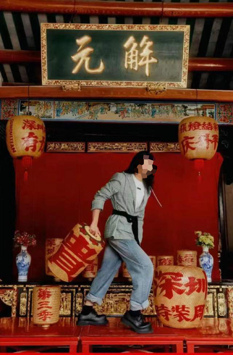 模特儿踩上贡品桌,拿大红灯笼摆拍。 模特儿踩上贡品桌,拿大红灯笼摆拍。