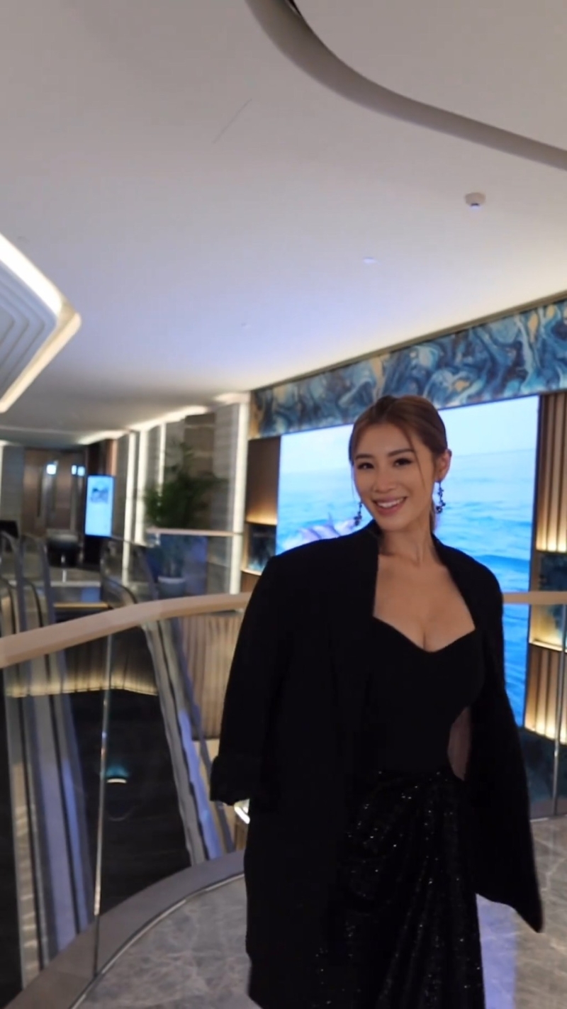 郭珮文对着镜头笑得灿烂,还不停兴奋地左右转圈。 郭珮文对着镜头笑得灿烂,还不停兴奋地左右转圈。