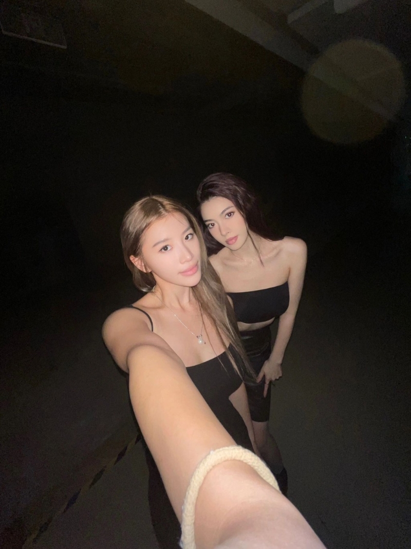 两人一见面就不停自拍。 两人一见面就不停自拍。