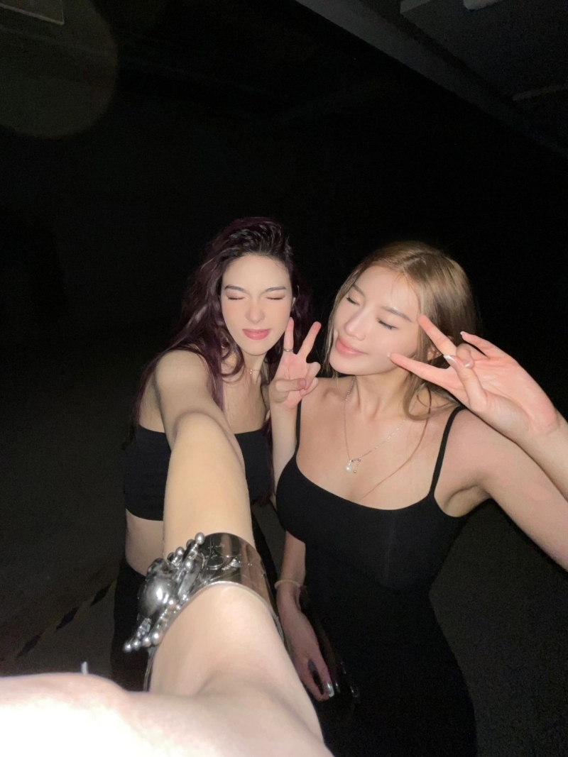 她们都各自穿上性感战衣。 她们都各自穿上性感战衣。