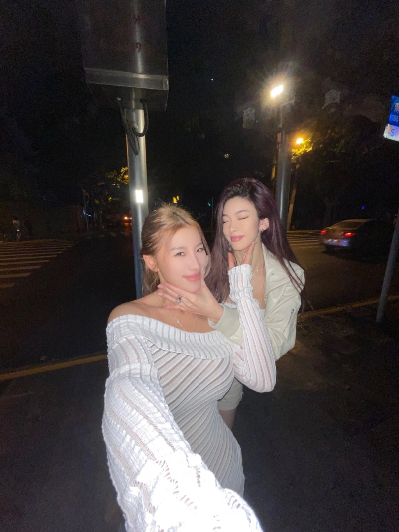 两人又换上白色战衣。 两人又换上白色战衣。