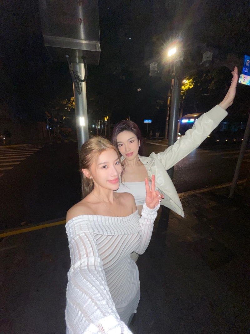 贺怡雯则再次穿上Tube top。 贺怡雯则再次穿上Tube top。