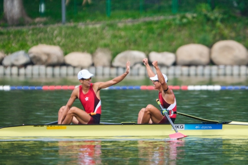 王玮骏、林新栋于男子双人单桨无舵手赛事夺杭州亚运港队首金。。