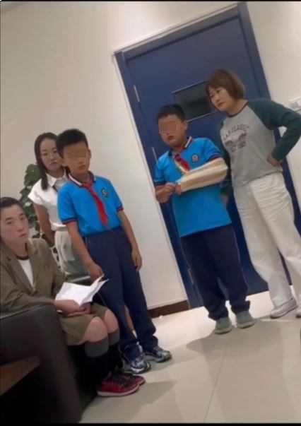 两名性侵欺凌同学的加害者及其家长,和受害人家长会面。 微博 两名性侵欺凌同学的加害者及其家长,和受害人家长会面。 微博