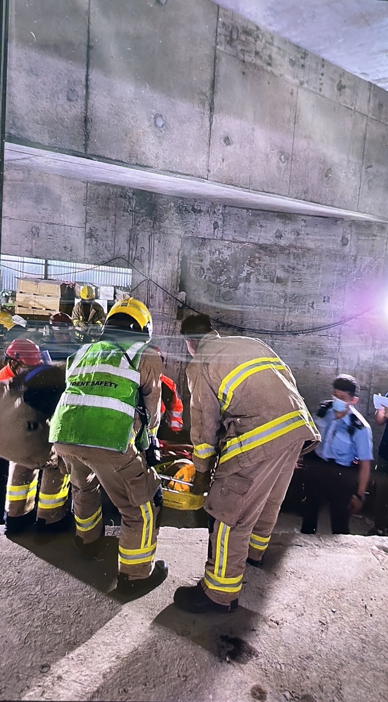 救援人员在地底下约6米的管道位置救出工人。