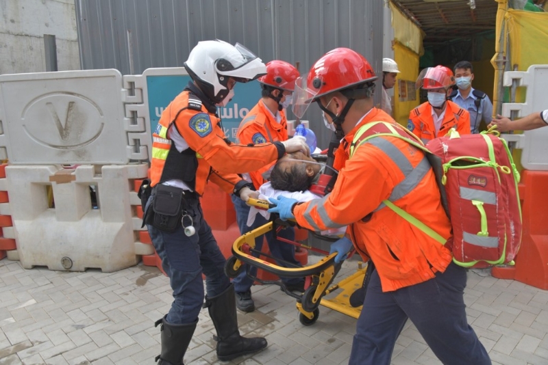 其中一名工人被救出但他陷入昏迷。