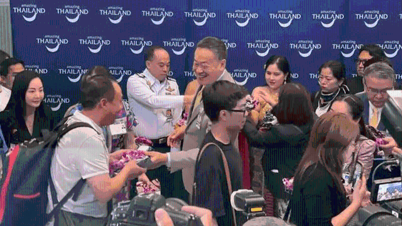 泰国总理迎接首批免签中国游客入境 泰国总理迎接首批免签中国游客入境