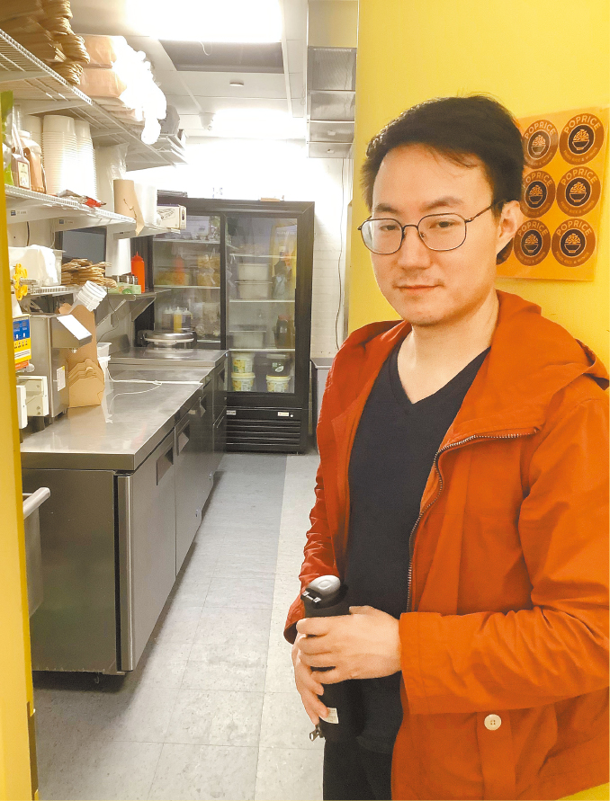 张帅在POPRICE租用的幽灵厨房中。