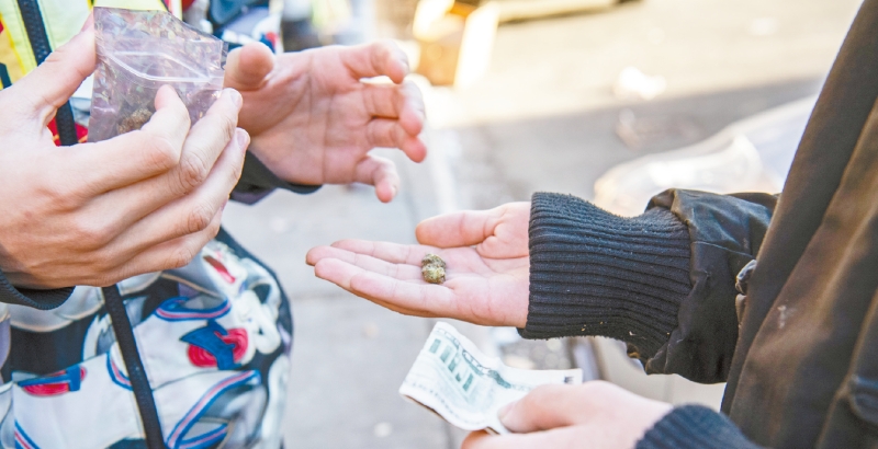 纽约市学生的吸毒问题愈益严重,市长亚当斯曾表示关切。 Brittainy Newman 纽约时报 纽约市学生的吸毒问题愈益严重,市长亚当斯曾表示关切。 Brittainy Newman 纽约时报