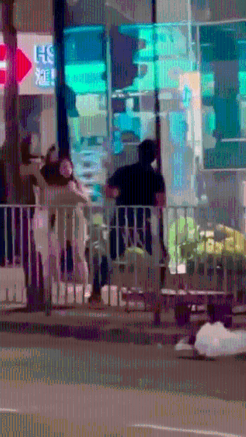 短裙女暴起还击。 网上片段 短裙女暴起还击。 网上片段