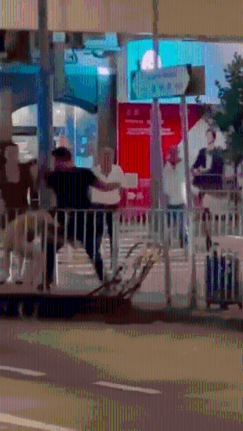 绿色短裙女在倾电话期间,突然遭一名黑衣壮汉从后打头。 网上片段 绿色短裙女在倾电话期间,突然遭一名黑衣壮汉从后打头。 网上片段