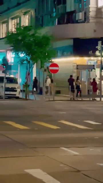 最后,壮汉拔足狂奔逃去,而短裙女亦不甘作罢追上。 网上片段 最后,壮汉拔足狂奔逃去,而短裙女亦不甘作罢追上。 网上片段