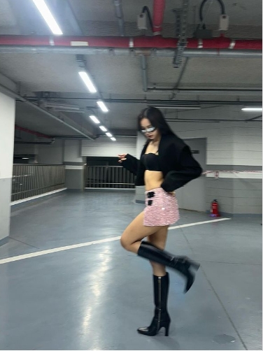 Lisa 23日在社群上晒出一张中空穿搭配上极短裙的性感美照,并写下:“You’re not invited.(你没有被邀请)”等字句,看似回应相关风波。 Lisa 23日在社群上晒出一张中空穿搭配上极短裙的性感美照,并写下:“You’re not invited.(你没有被邀请)”等字句,看似回应相关风波。