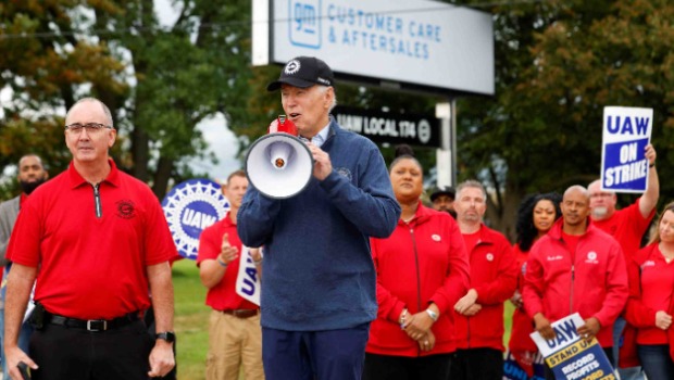 美国总统拜登前往密歇根州汽车工人罢工现场，支持他们加薪四成的诉求。