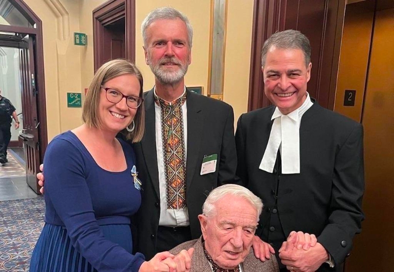 加拿大的议员争相和纳粹「老兵」洪卡合影。 加拿大的议员争相和纳粹「老兵」洪卡合影。