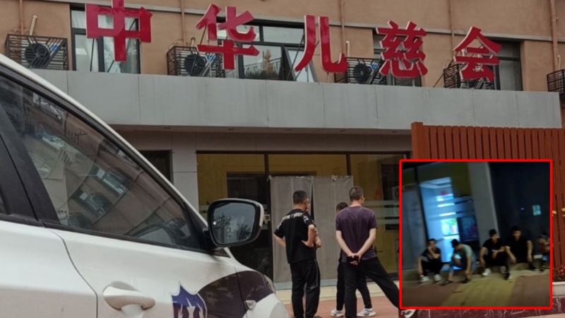 中华儿慈会河北石家庄大楼外，有多名病患家长守候消息。 微博