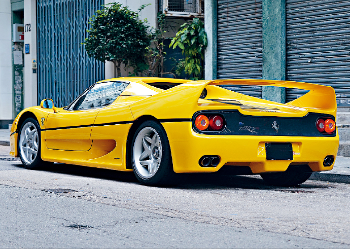 F50被誉为最接近F1赛车的道路车款,大量应用碳纤维物料制造。 F50被誉为最接近F1赛车的道路车款,大量应用碳纤维物料制造。