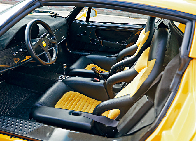 车厢状态保持簇新,桶椅包上黄色Alcantara物料。 车厢状态保持簇新,桶椅包上黄色Alcantara物料。