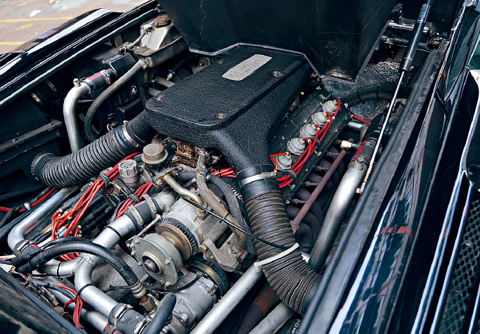 4.7公升V12引擎配用6组Weber化油器,马力455ps。 4.7公升V12引擎配用6组Weber化油器,马力455ps。